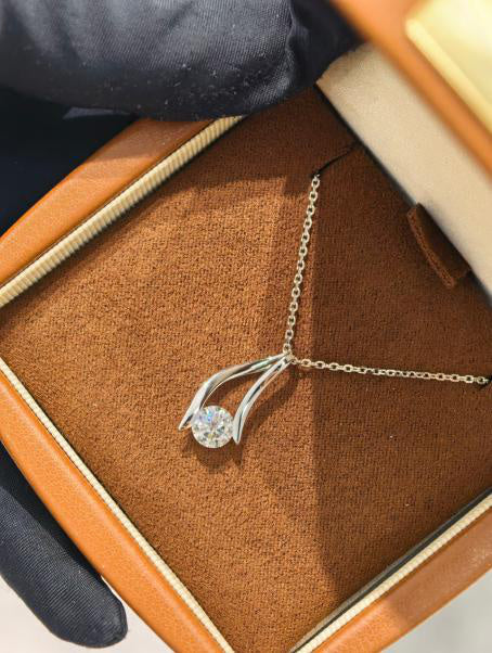 Luxe Heirloom Pendant Necklace - White Moissanite