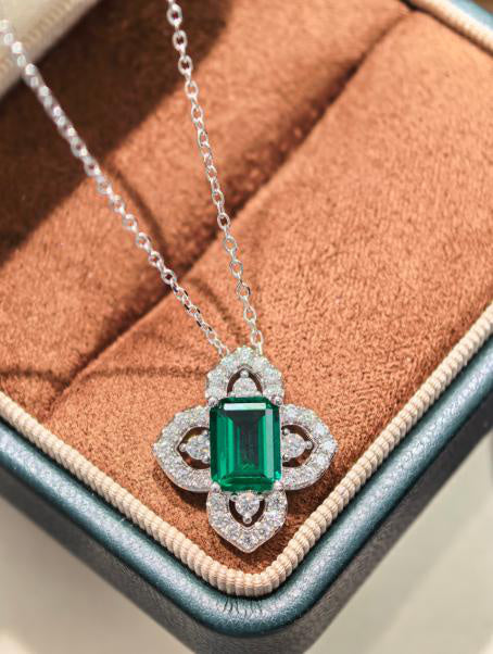 Four-Leaf Clover Pendant Necklace - Emerald Green