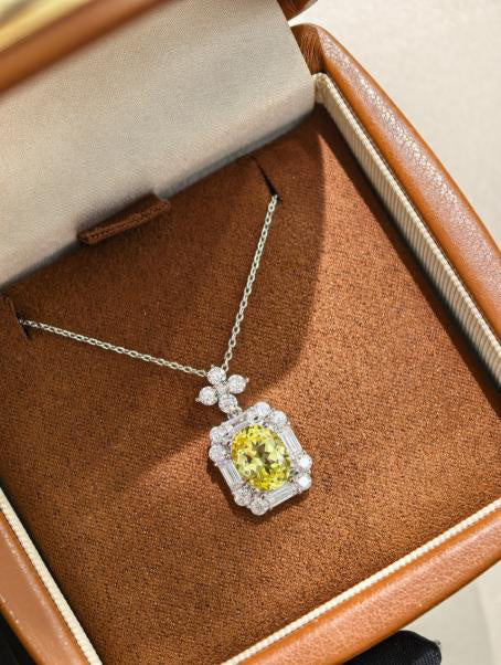 Four-Leaf Clover Pendant Necklace - Canary Yellow