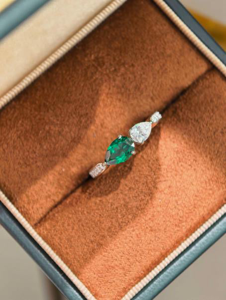 Luxe Heirloom Ring - 赞比亚祖母 绿 Hover Image